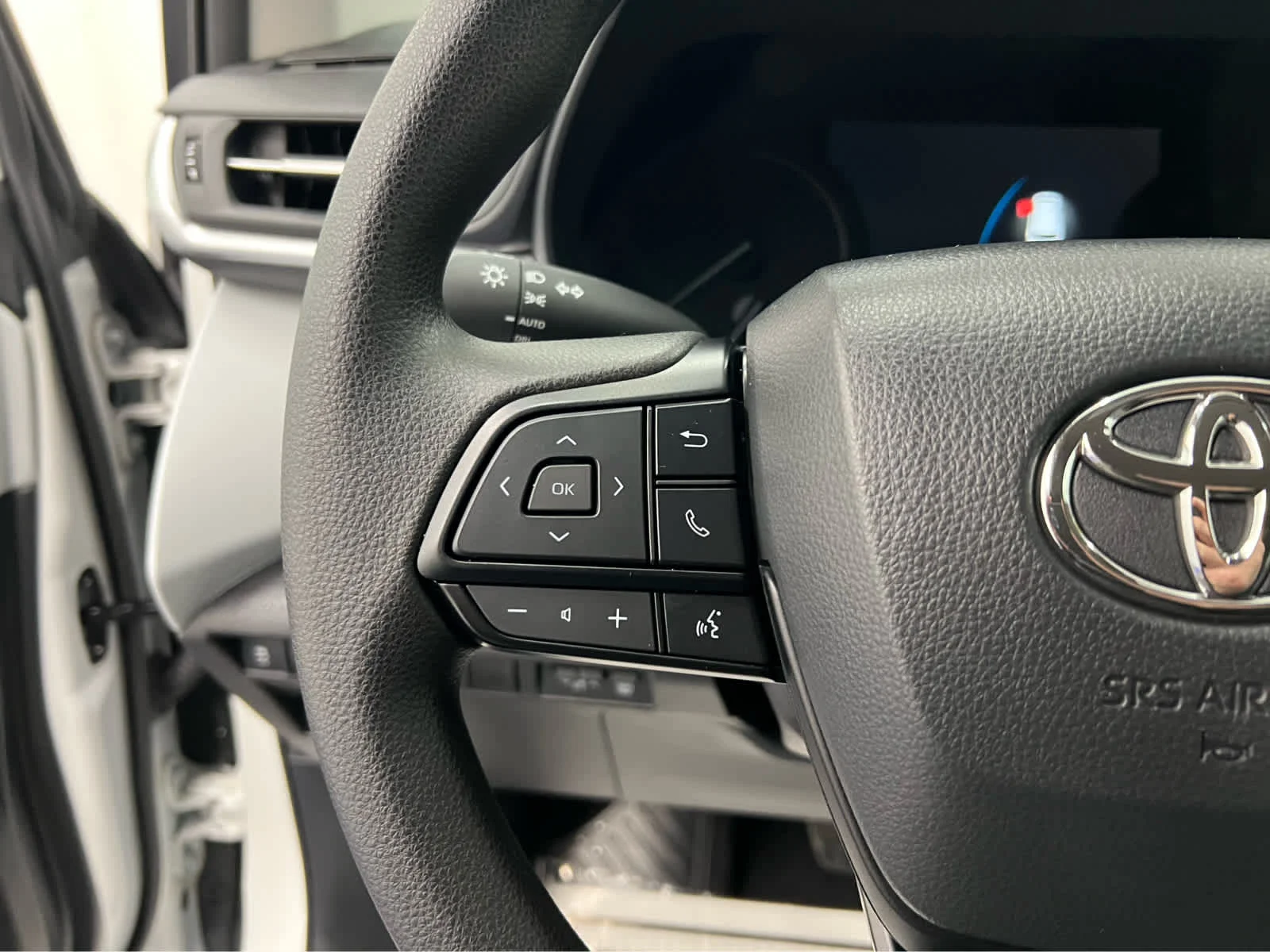 Used 2025 Ice Cap Toyota LE image 23