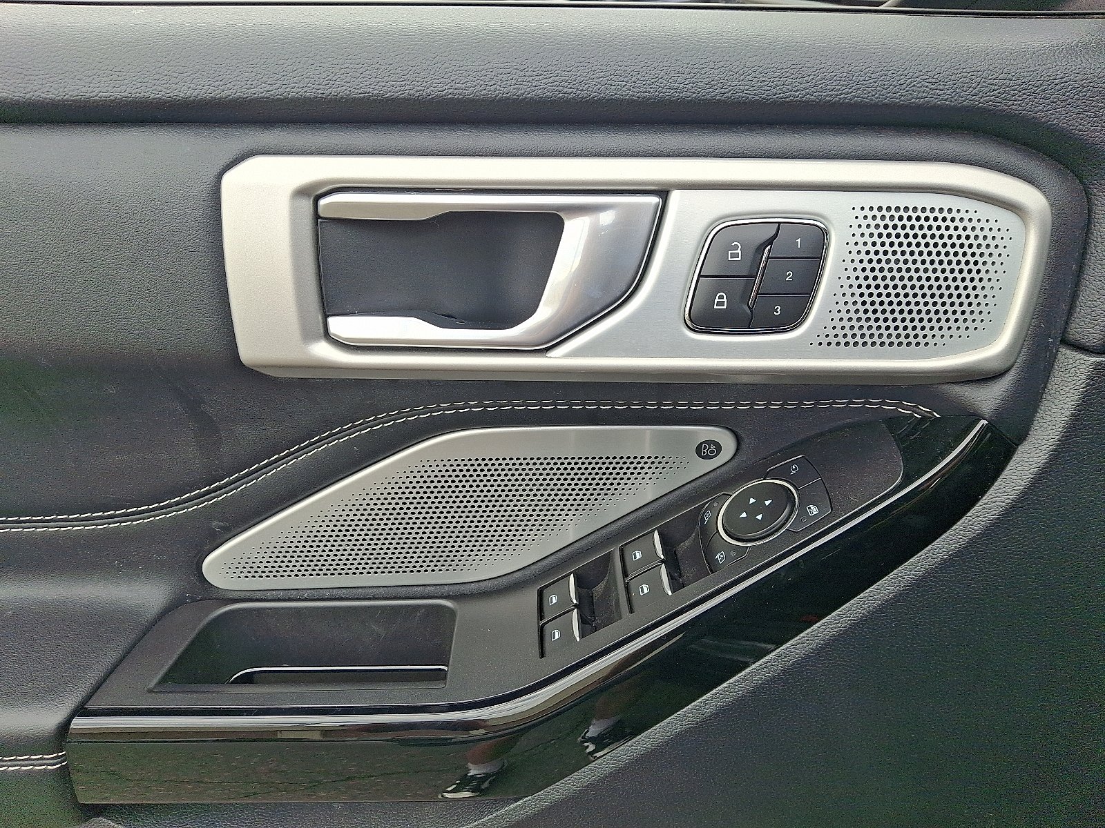 2022 Ford Explorer ST - Photo 12