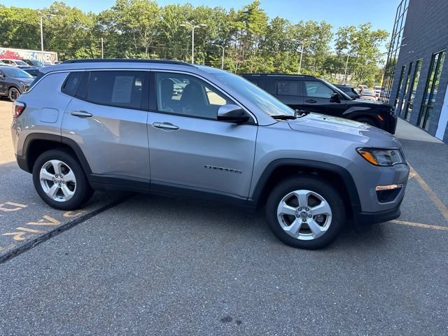 Used 2018 Billet Silver Metallic Clearcoat Jeep Latitude image 4