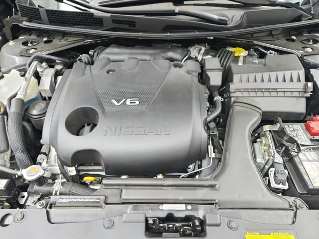 Used 2022 Black Nissan Platinum image 18