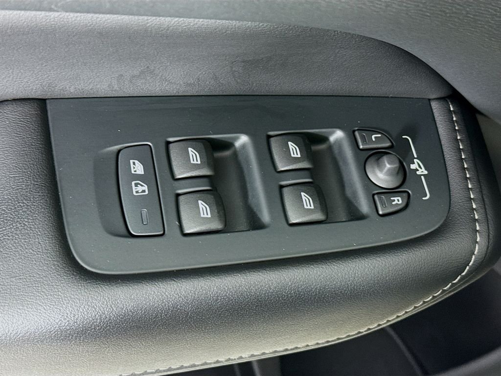 Used 2023 Silver Volvo B5 Ultimate Bright Theme image 19