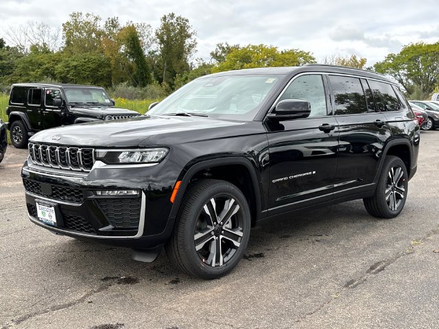 New 2027 High-Gloss Black Paint Jeep Limited image 5