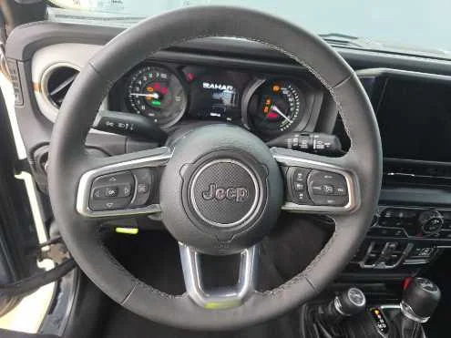Used 2025 Anvil Clearcoat Jeep Sahara image 10
