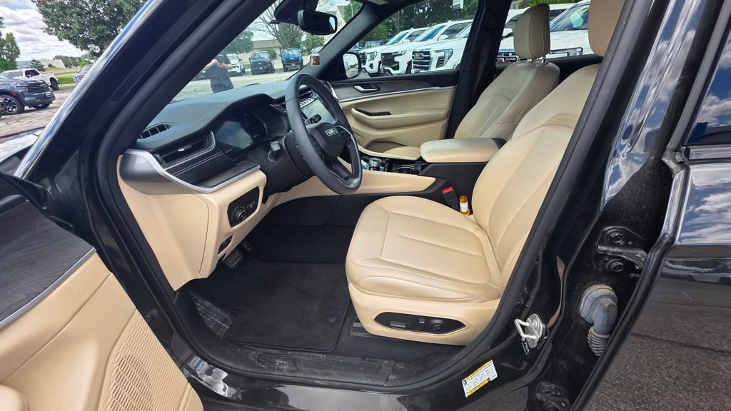 Used 2023  Jeep Limited image 2