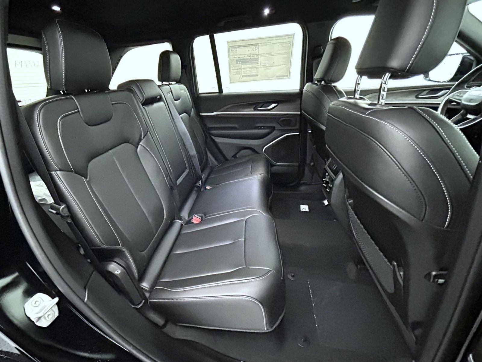 New 2026 Diamond Black Crystal Pearl-Coat Exterior Paint Jeep Limited image 18