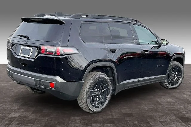 New 2026 Diamond Black Crystal Pearl-Coat Exterior Paint Jeep Limited image 15