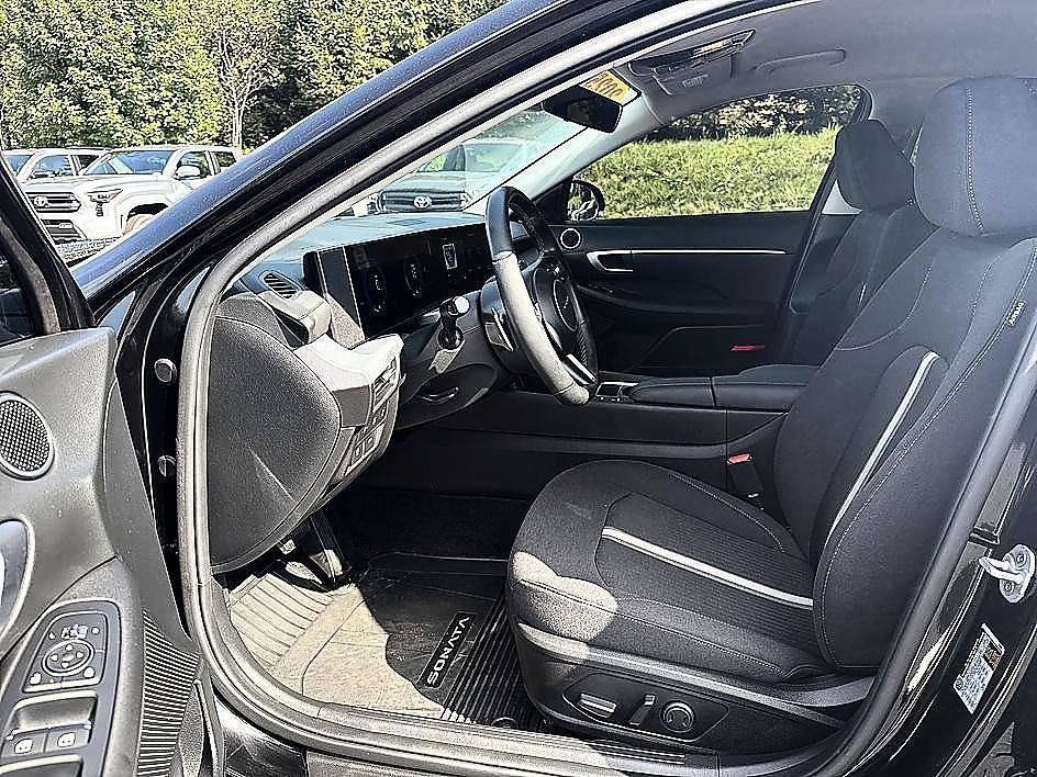 Certified Used 2025 Abyss Black Hyundai SEL image 11