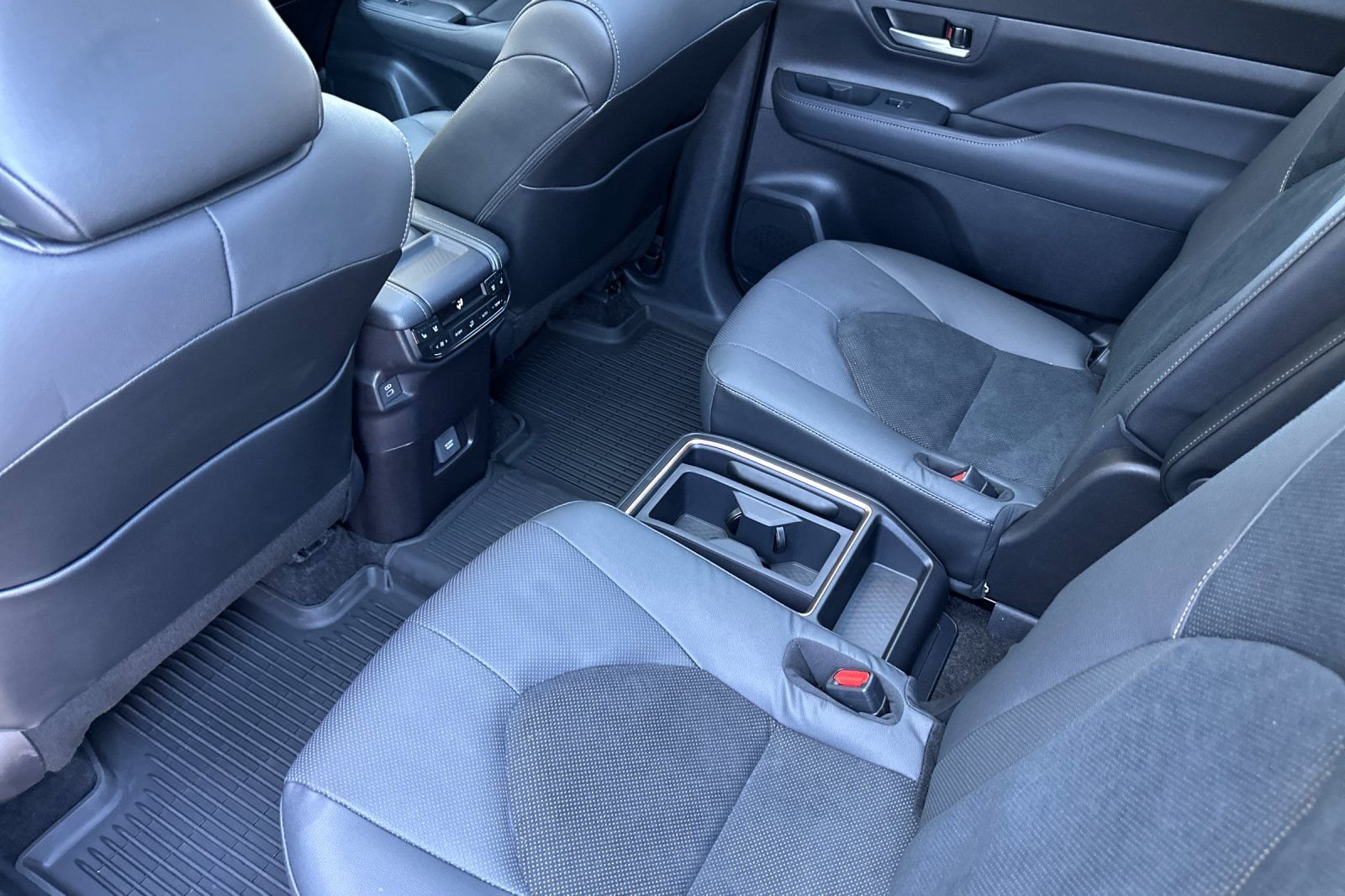 Used 2026  Toyota MAX Platinum image 12