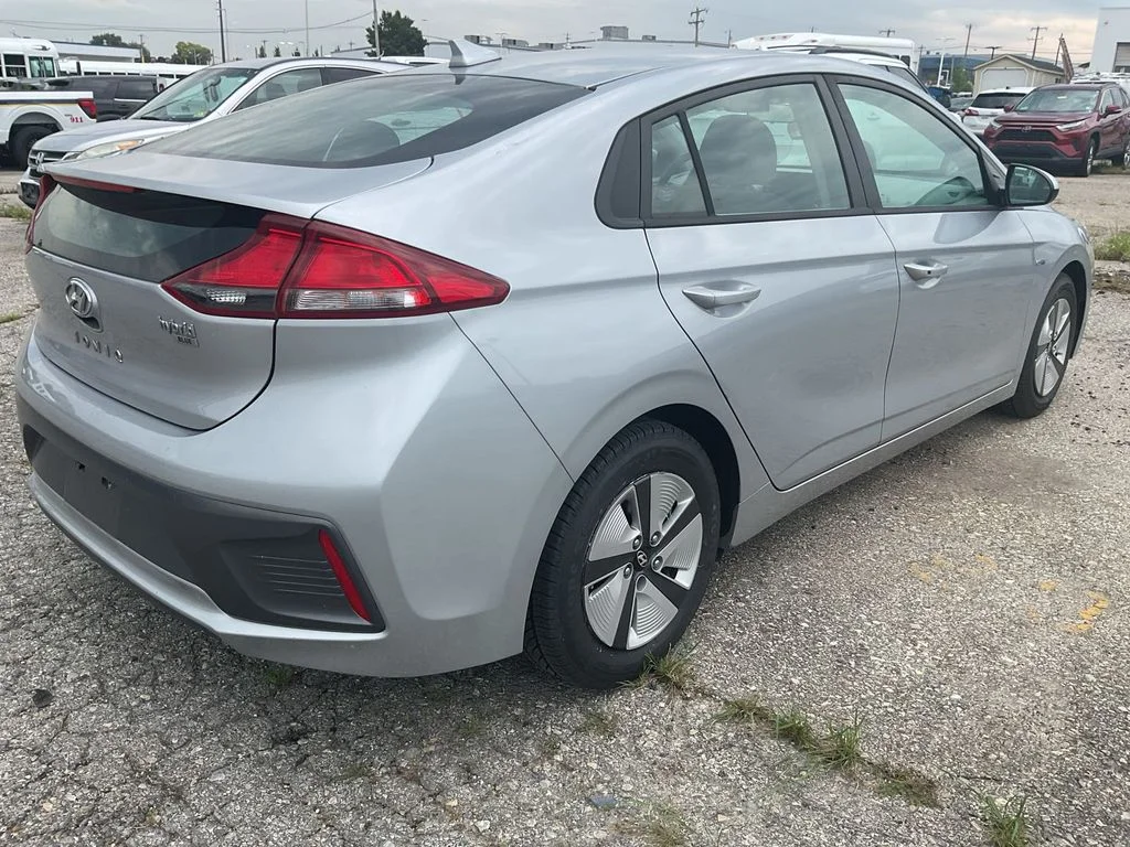 Used 2020 Silver Hyundai Blue image 2