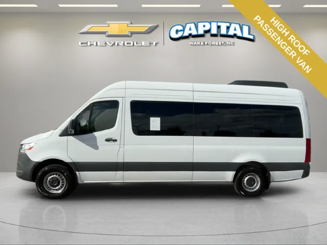 Used 2025  Mercedes-Benz NA image 4