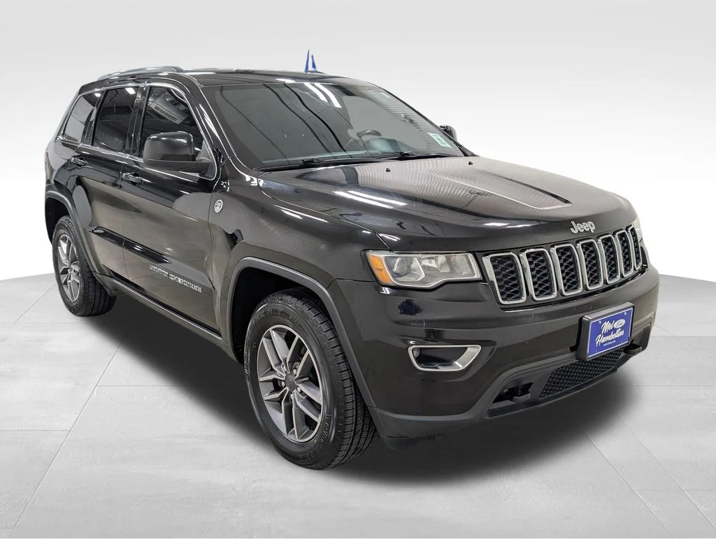 Used 2020 Diamond Black Crystal Pearlcoat Jeep Laredo image 14