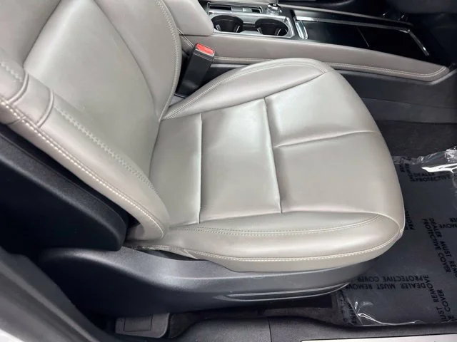 Used 2025 White Lincoln Premiere image 23