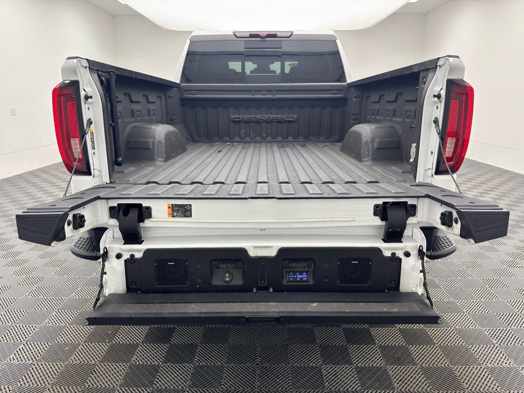 Used 2022 White Frost Tricoat GMC Denali image 8