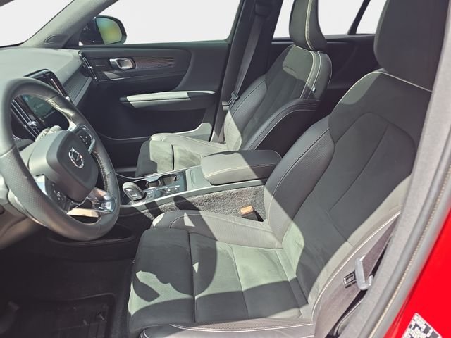 Used 2019 Red Volvo R-Design image 18
