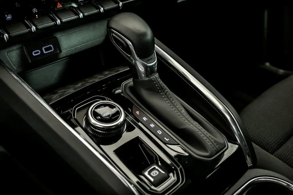 Used 2025 Onyx Black GMC Elevation image 21