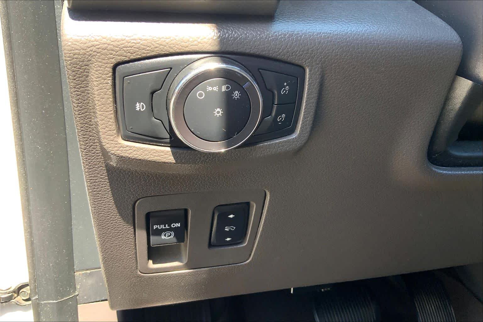 Used 2018 White Platinum Metallic Tri-Coat Ford XLT image 33