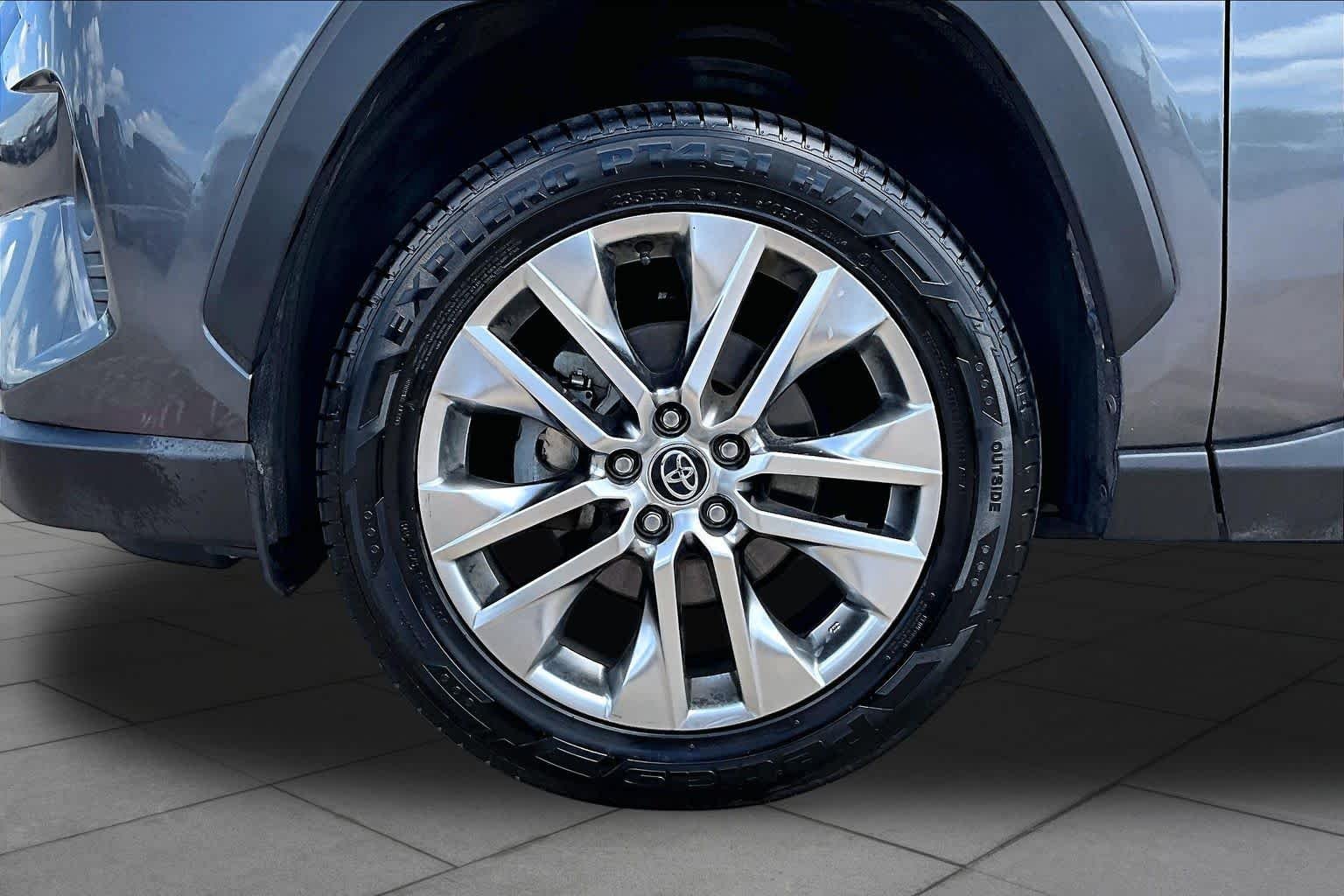 Used 2021 Magnetic Gray Metallic Toyota XLE Premium image 11