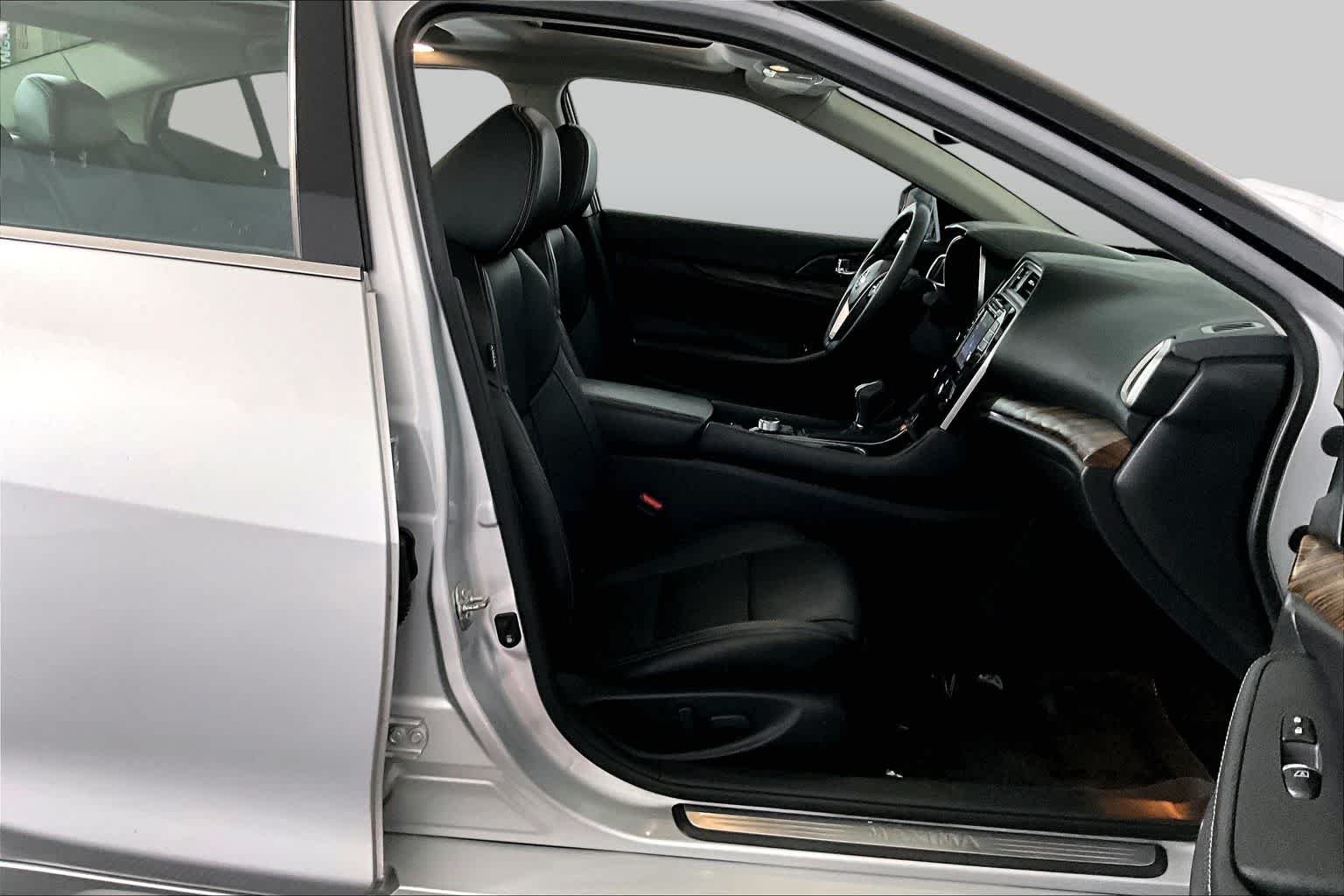 Used 2018 Brilliant Silver Nissan Platinum image 8