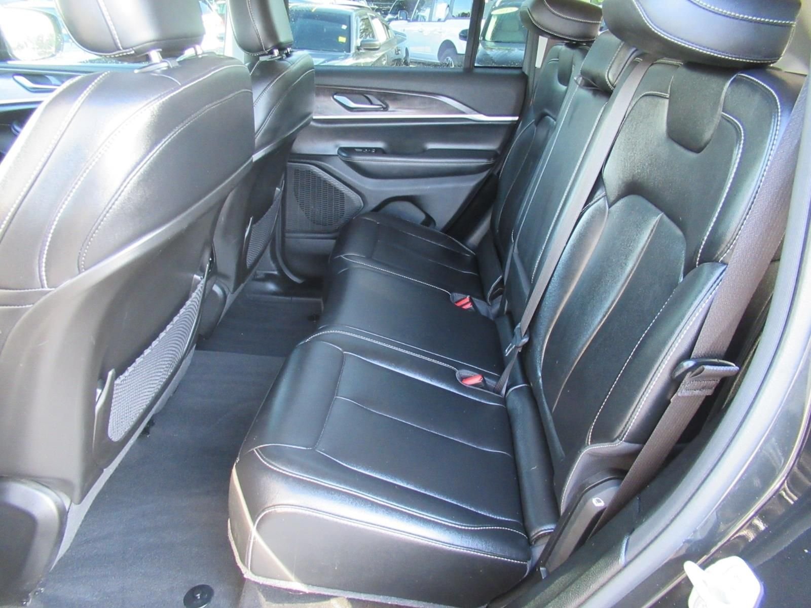 Used 2023  Jeep Limited image 37