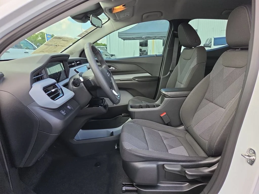 New 2027 Summit White Chevrolet LT image 10