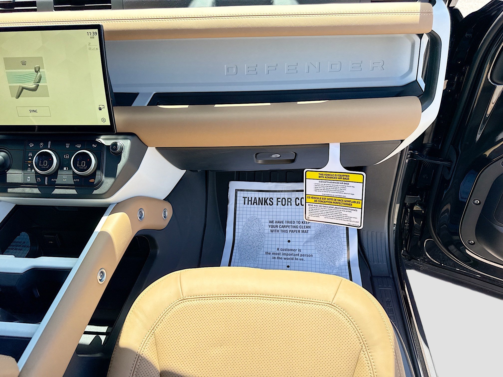New 2026 Santorini Black Land Rover X-Dynamic SE image 18
