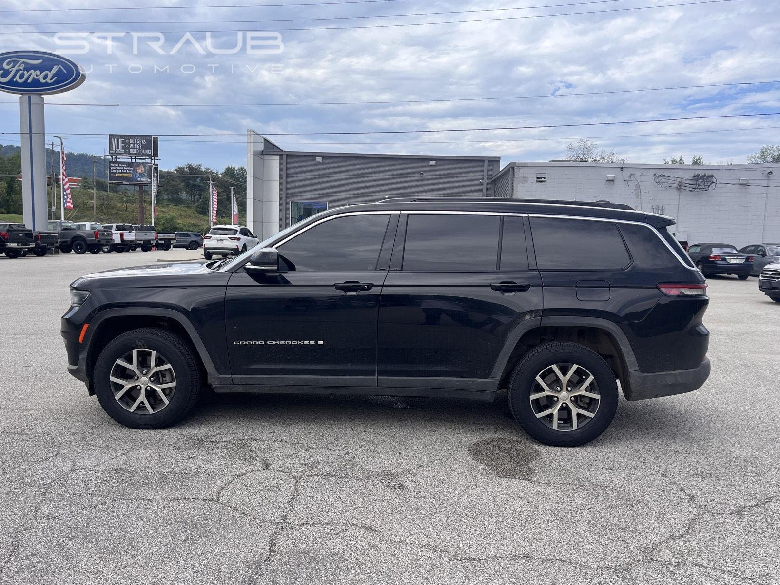 Used 2025 Diamond Black Crystal Pearlcoat Jeep Limited image 4