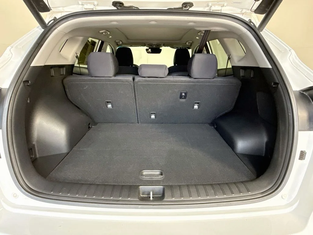 Used 2019 Dazzling White Hyundai Night image 28