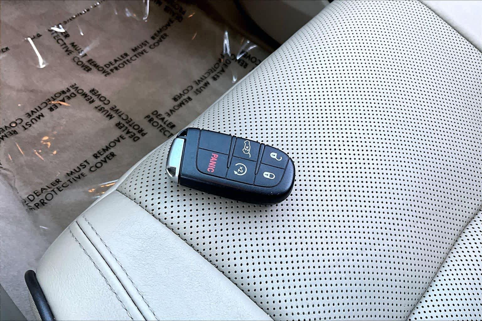 Used 2017 Granite Crystal Metallic Clearcoat Jeep Overland image 15