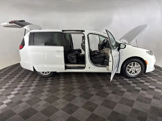 Used 2023 White Chrysler Touring L image 13