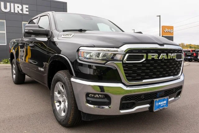 New 2027 Diamond Black Crystal Pearl-Coat Exterior Paint RAM Big Horn/Lone Star image 4