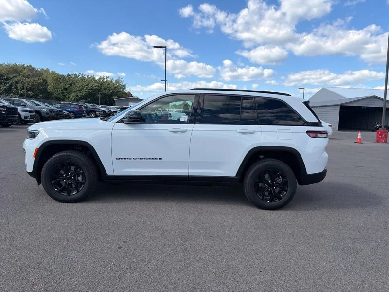 New 2026 Bright White Clear-Coat Exterior Paint Jeep Altitude image 9