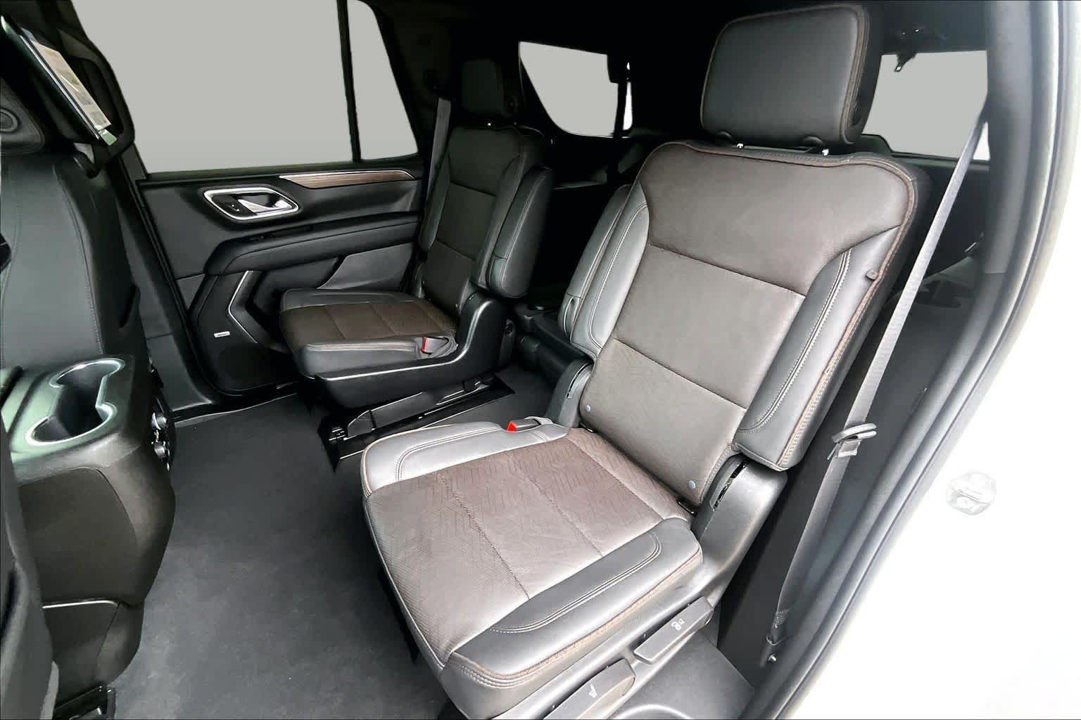 Used 2023 Iridescent Pearl Tricoat Chevrolet High Country image 19