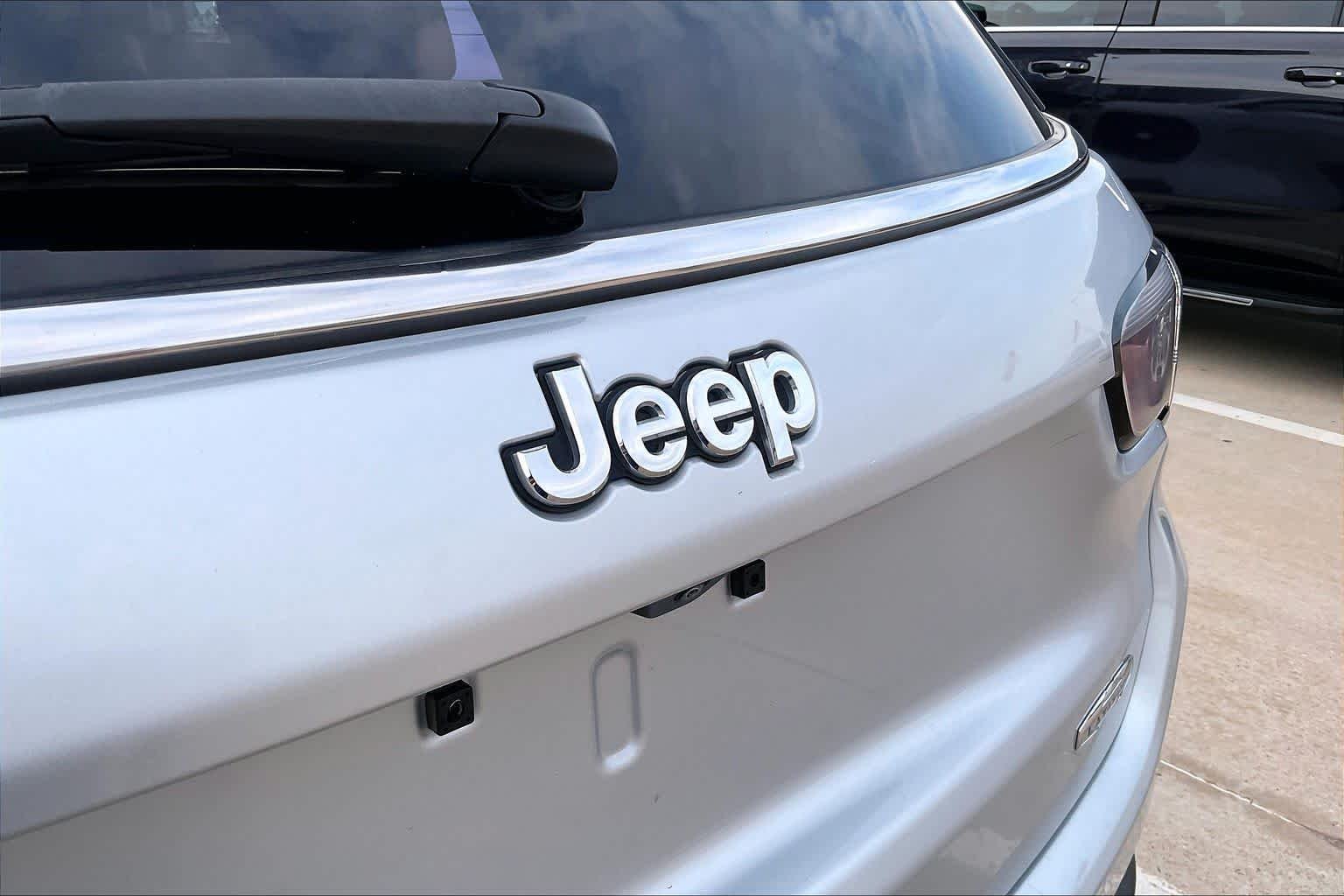 Used 2024 Silver Zynith Metallic Clearcoat Jeep Latitude image 29