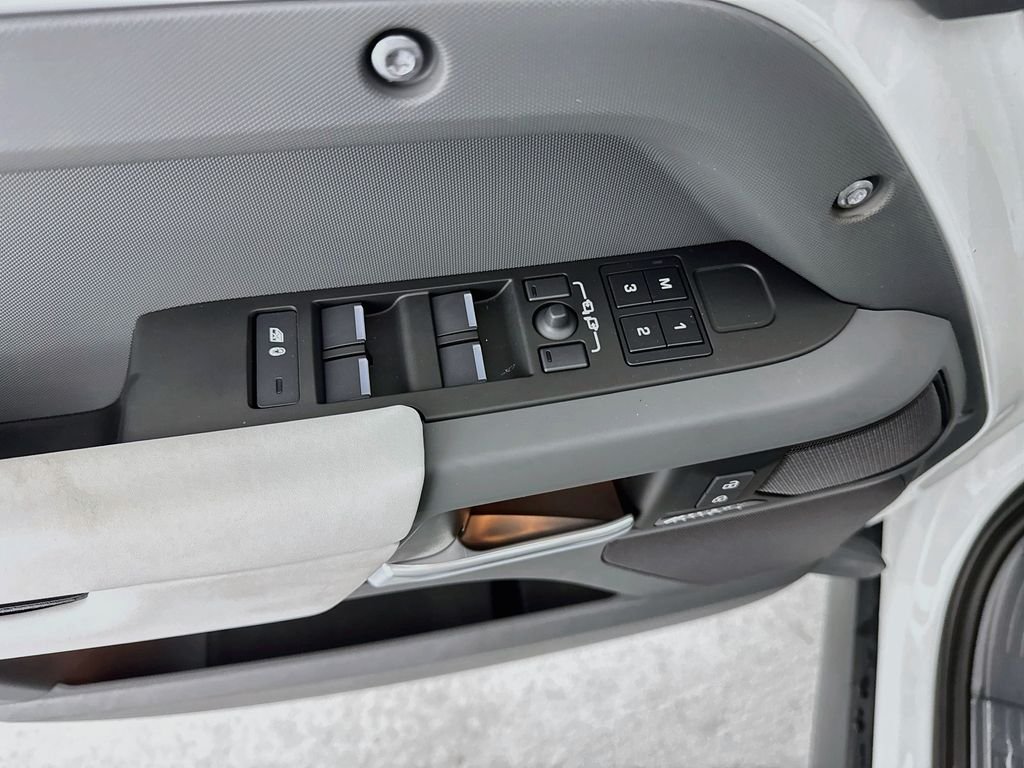 New 2026 Fuji White Land Rover X-Dynamic SE image 18