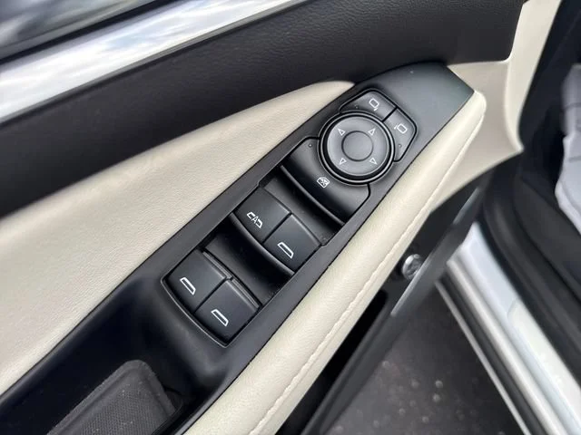 Used 2023 White Frost Tricoat Buick Essence image 13