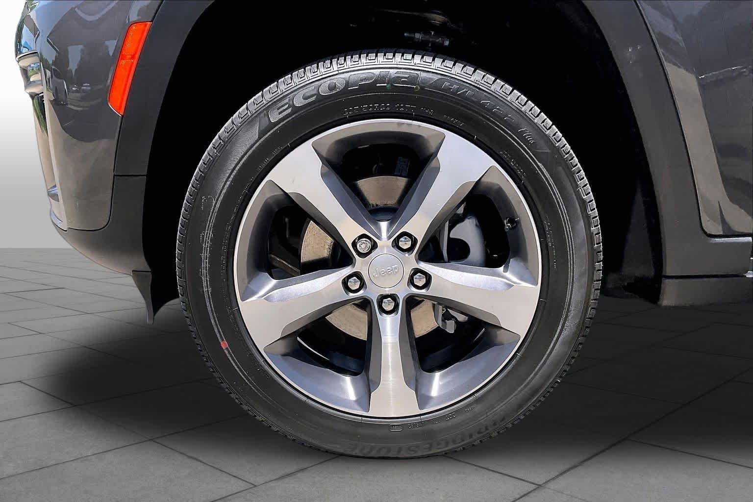 New 2026 Baltic Gray Metallic Clear-Coat Exterior Paint Jeep Limited image 11