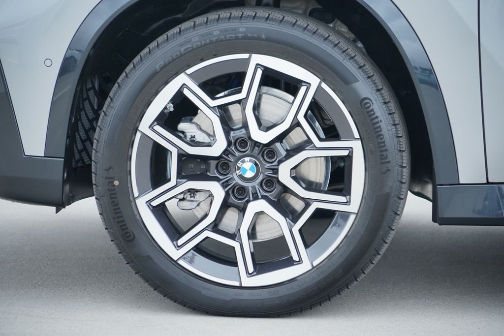 New 2026 Space Silver Metallic BMW xDrive28i image 5