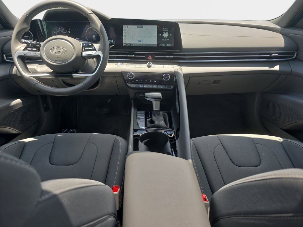 Used 2025 White Hyundai SEL Convenience image 11