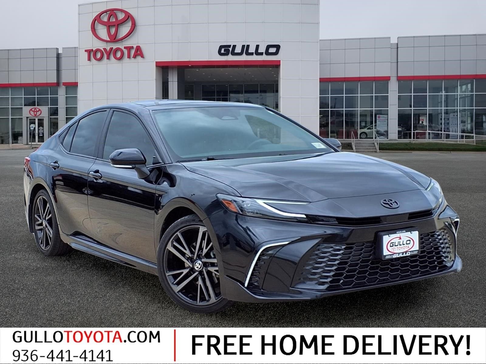 2025 Toyota Camry XSE Hybrid's photo