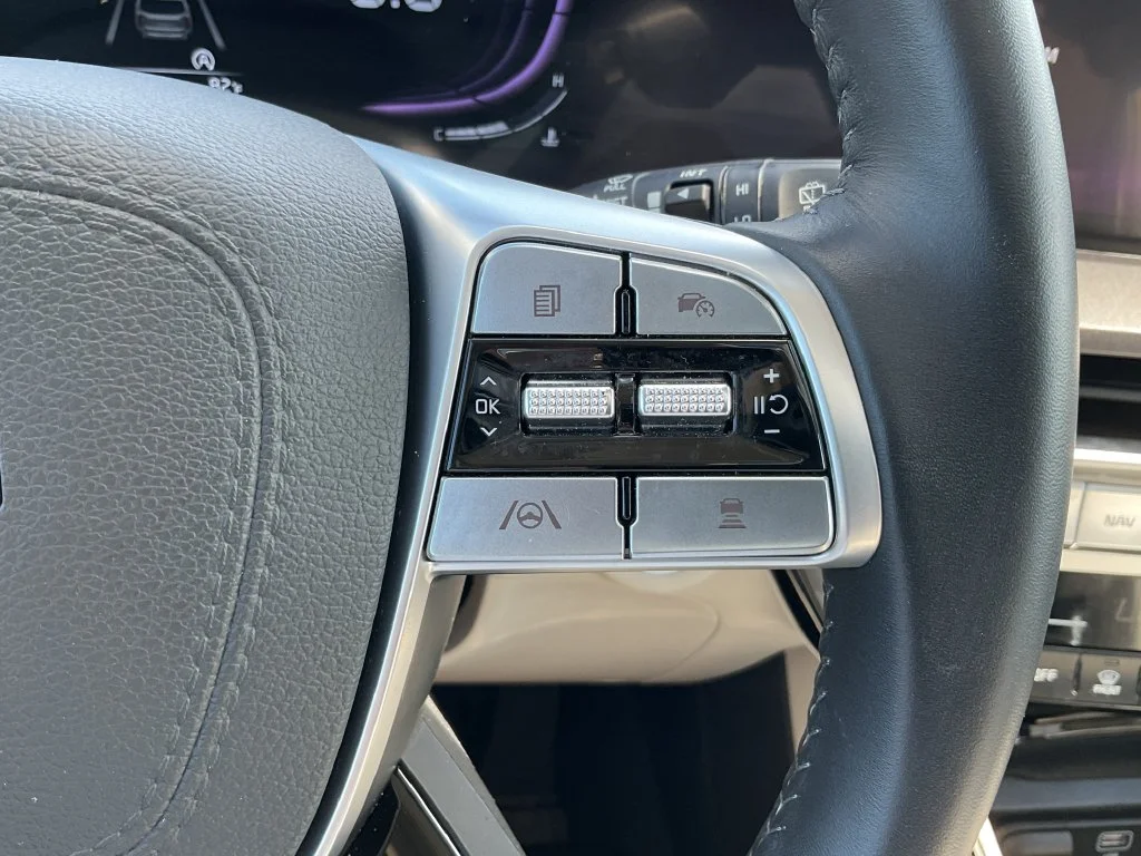 Used 2025 White Kia S image 26