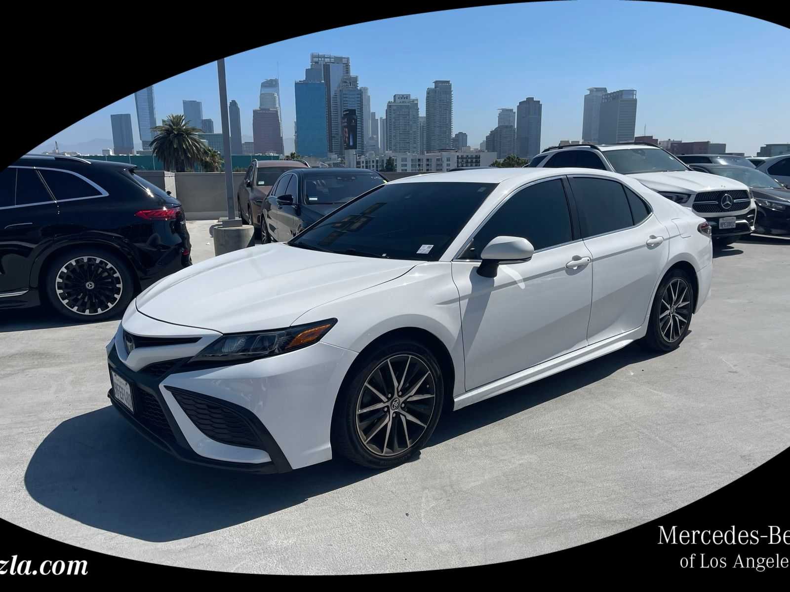 2023 Toyota Camry SE's photo