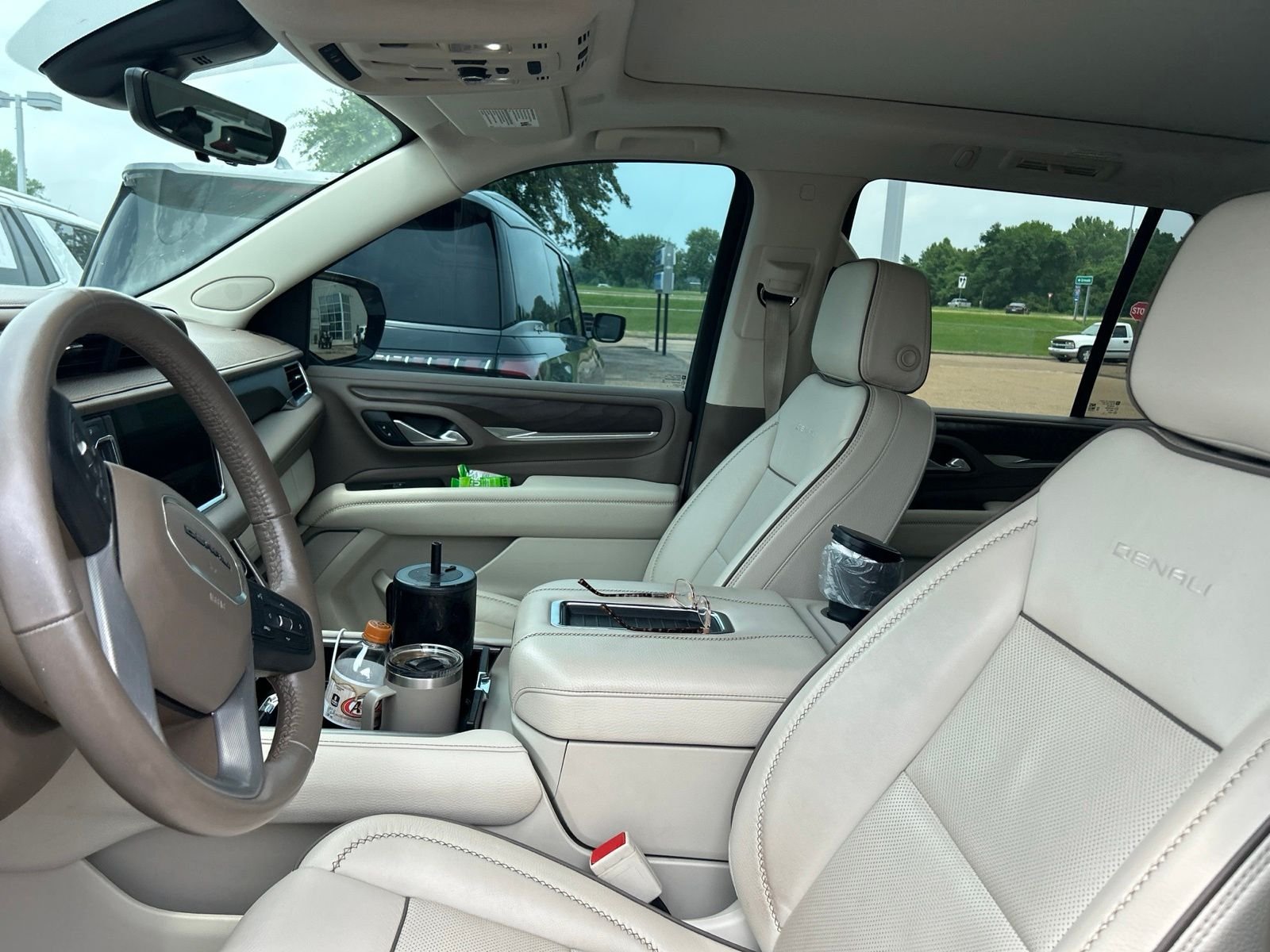 Used 2022 White GMC Denali image 22
