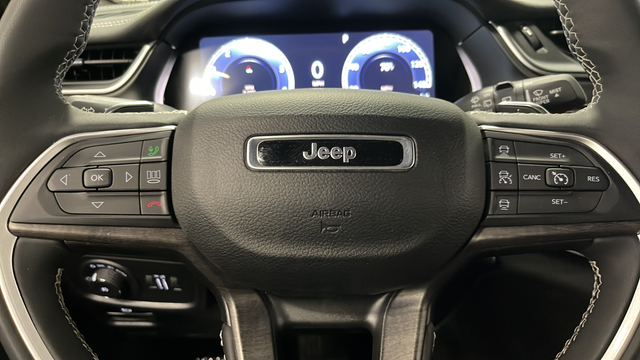 Used 2024 Diamond Black Crystal Pearlcoat Jeep Limited image 15