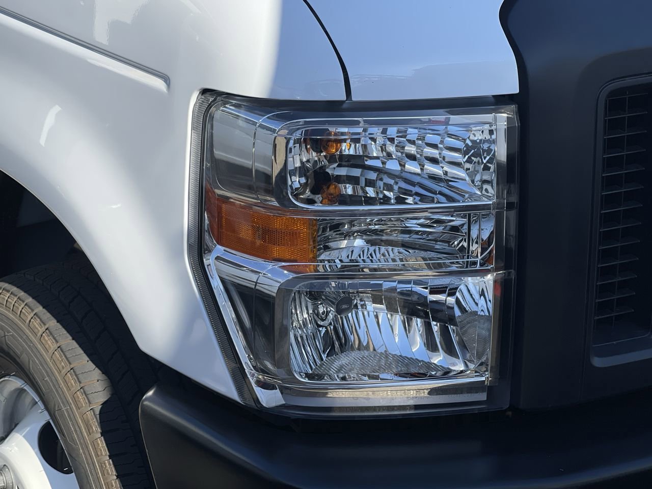 New 2025 Oxford White Ford  image 7