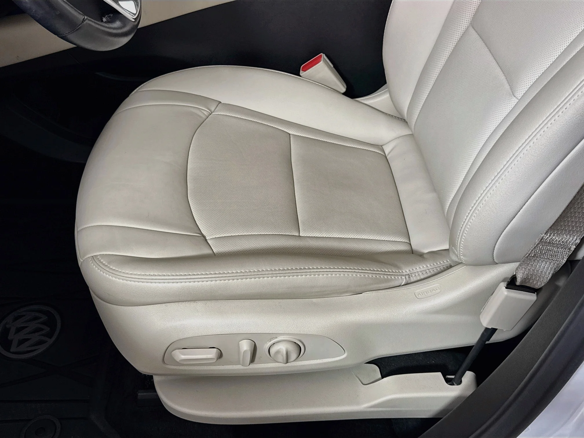 Used 2023 White Frost Tricoat Buick Essence image 20
