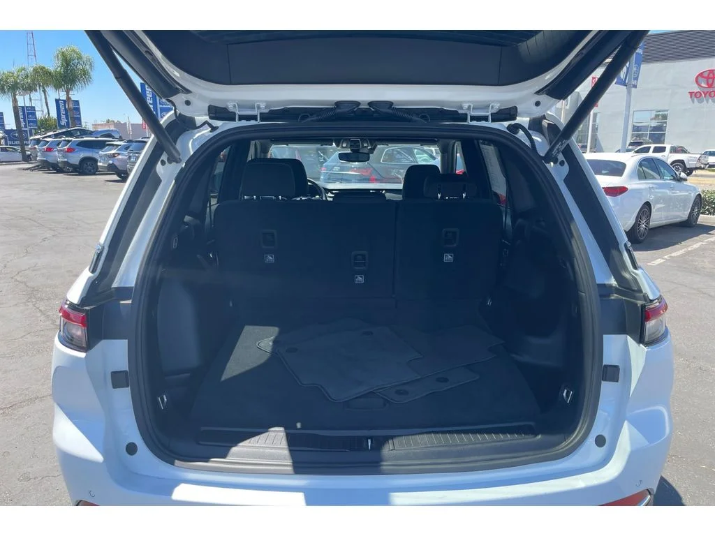 Used 2024 BRIGHT WHITE CLEARCOAT Jeep Laredo image 17