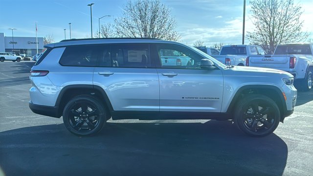 New 2025 Silver Zynith Exterior Paint Jeep Limited image 2