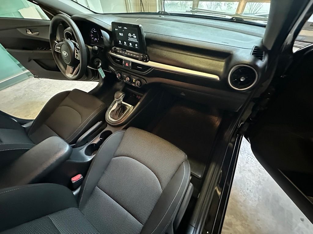Used 2021 Black Kia LXS image 31