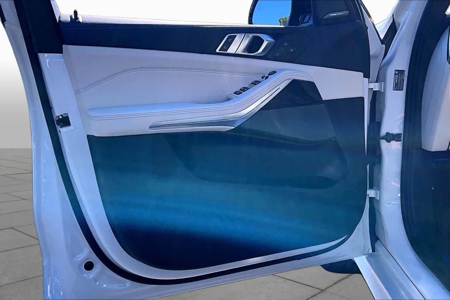 New 2026 Mineral White Metallic BMW xDrive40i image 10