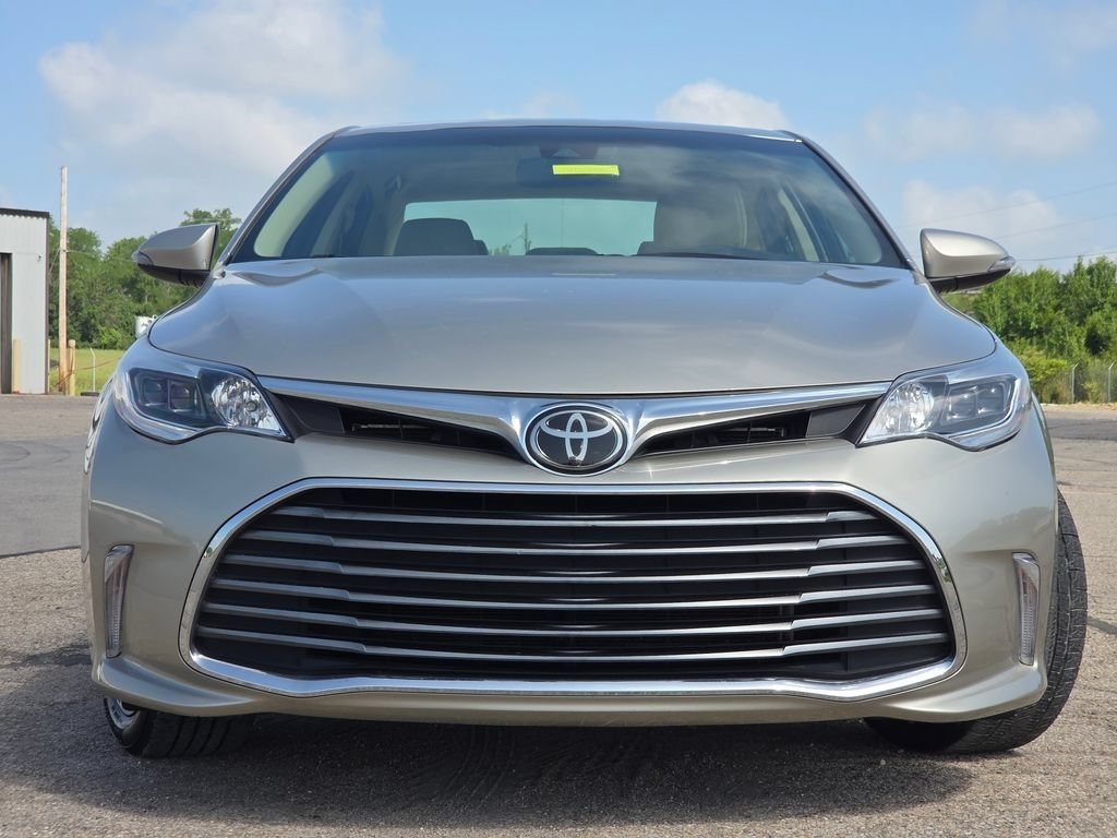 Certified Used 2018 Creme Brulee Toyota XLE Premium image 3